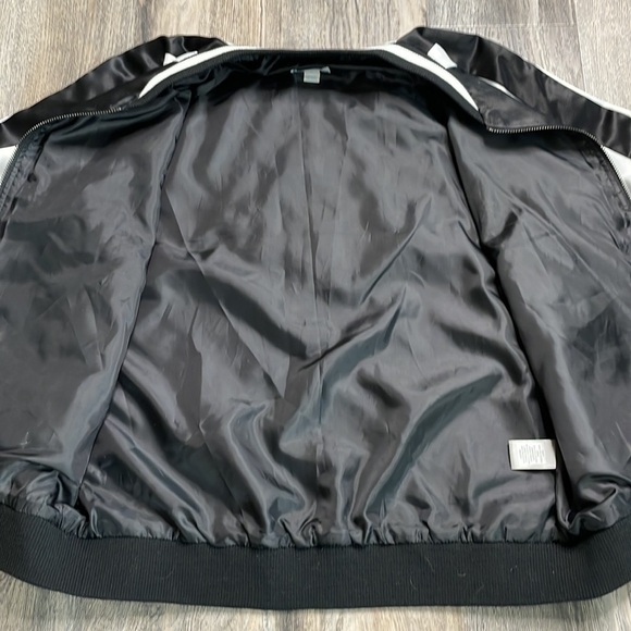 Belle & Sky Black & White Snowdrift Satin Floral Bomber Jacket, size small - Picture 7 of 11